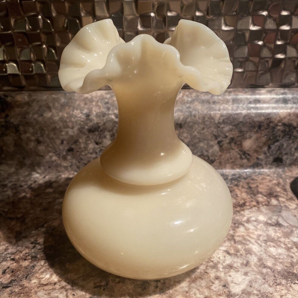 Vintage Fenton Art Glass Glossy Melon Ruffle Custard Glass Vase - Picture 2 of 6